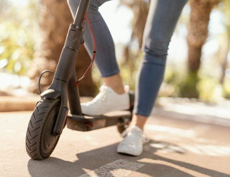 jeune femme monte dans scooter electrique dans ville 23 21489527141