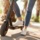 jeune femme monte dans scooter electrique dans ville 23 21489527141