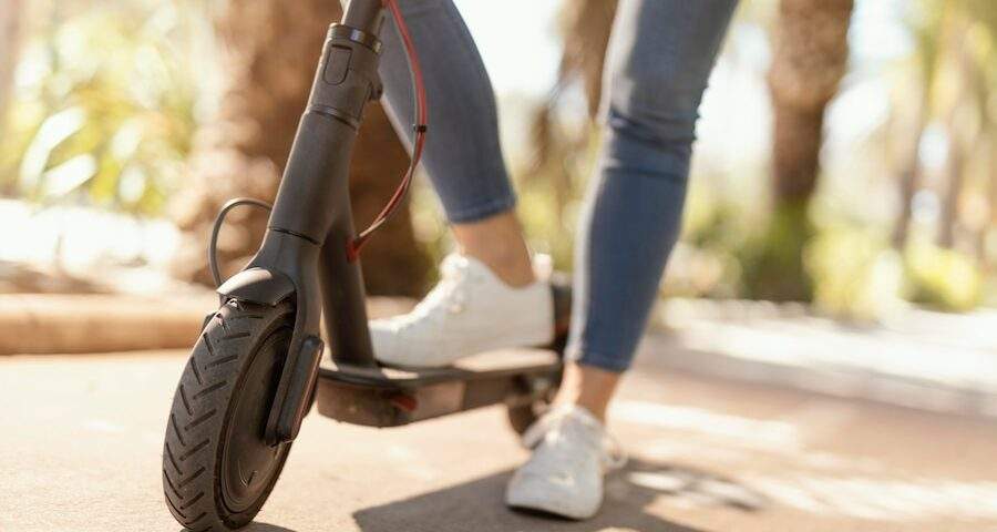 jeune femme monte dans scooter electrique dans ville 23 21489527141