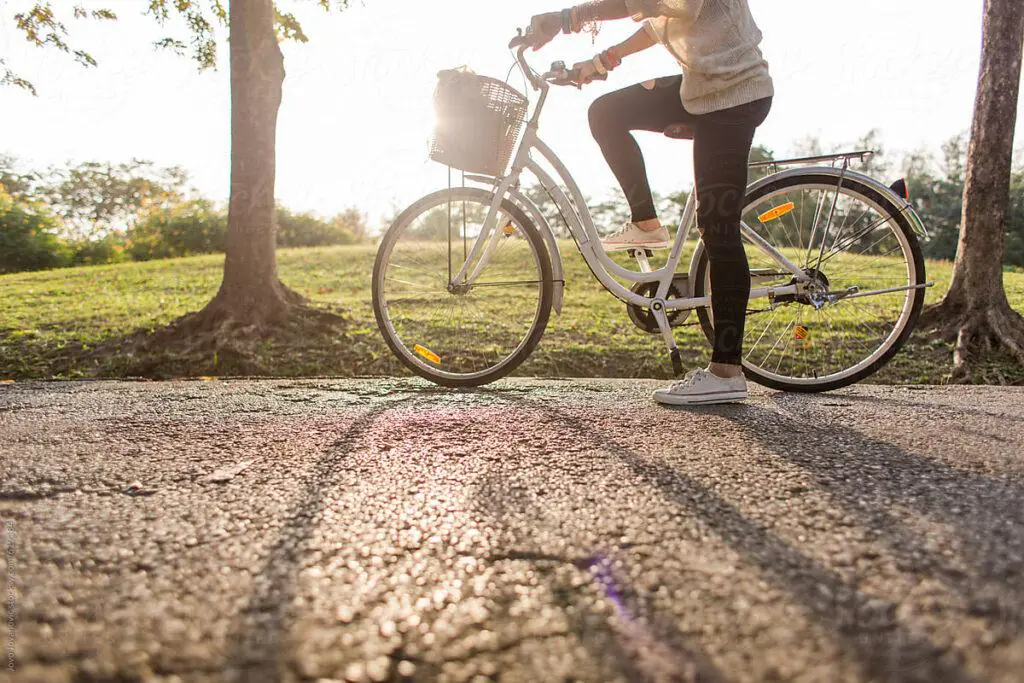 Le vélo électrique l’été – Profitez pleinement de la saison en e-bike ! 6 Cyclistes heureux en été