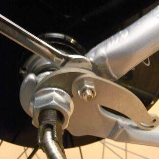 Ejemplo de montaje de un torque arm para motor RH205S